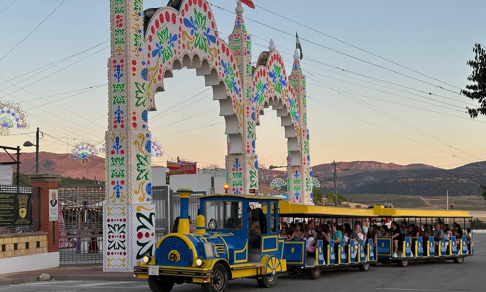 Uno de los trenes en la puerta del real de la feria.