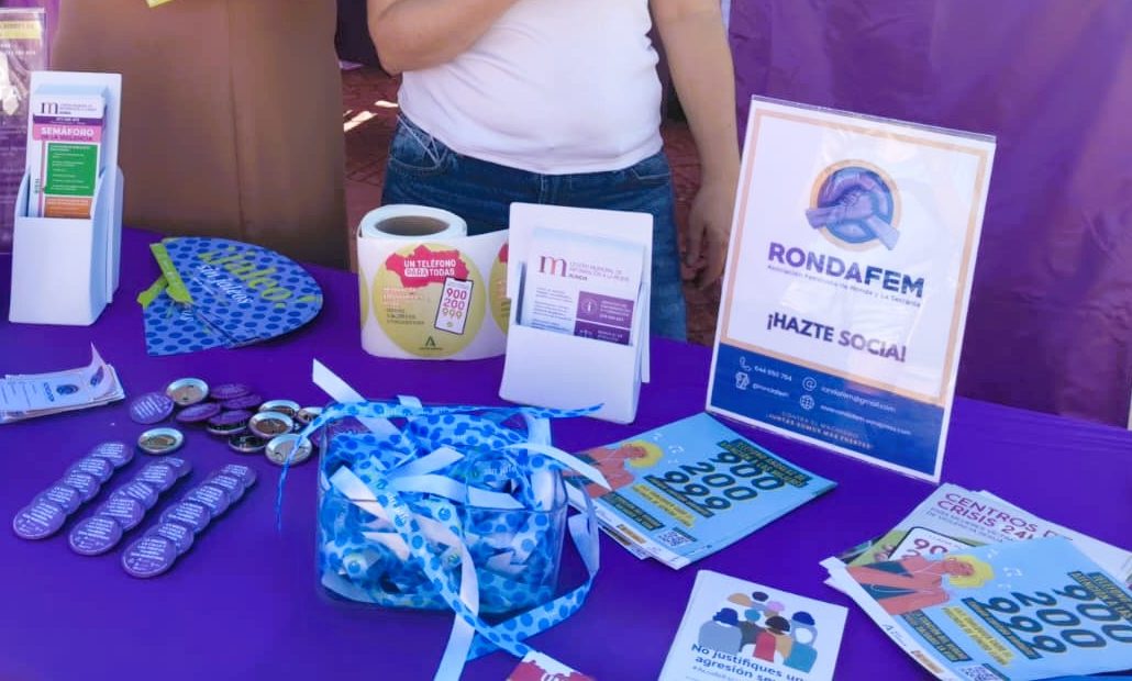 El ‘Punto Violeta’ de Rondafem se estrena en la zona joven de la Feria de Ronda para ofrecer un espacio seguro