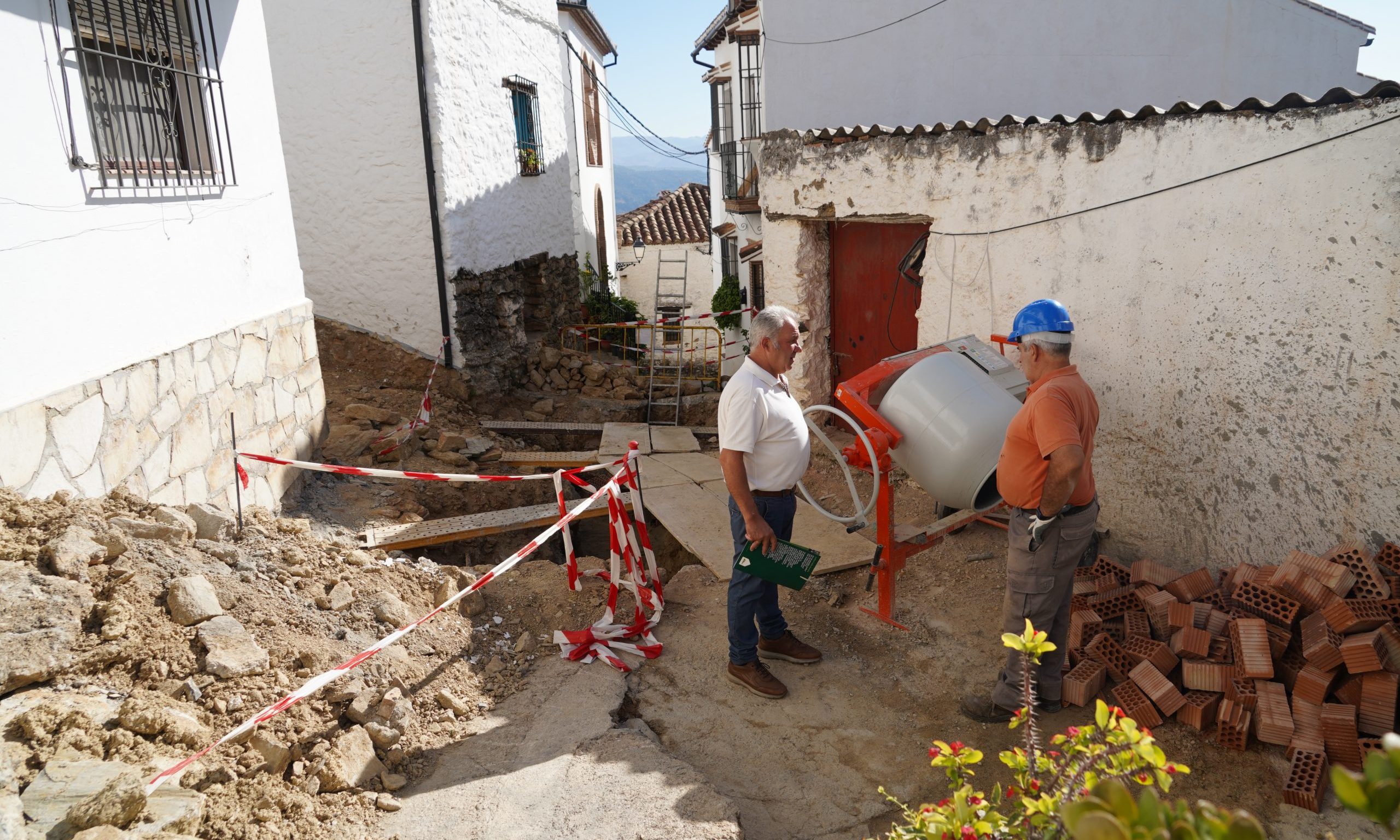 Avanzan las obras de mejora en calle Alta para modernizar saneamientos y pavimento en Benalauría