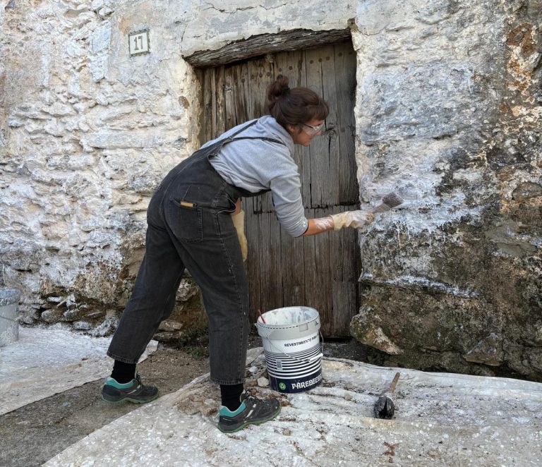 Benalauría impulsa la recuperación del uso tradicional de la cal con un taller práctico