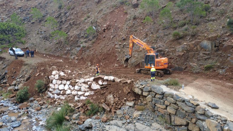 Genalguacil acondiciona el camino de ‘Cueva de Vaque’ para mejorar los accesos rurales