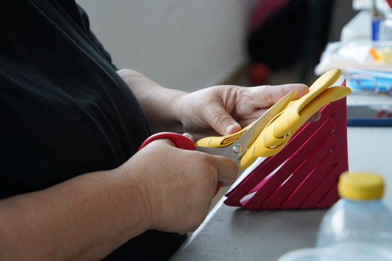 Las vecinas de Algatocín llenan de creatividad y espíritu navideño las calles del municipio