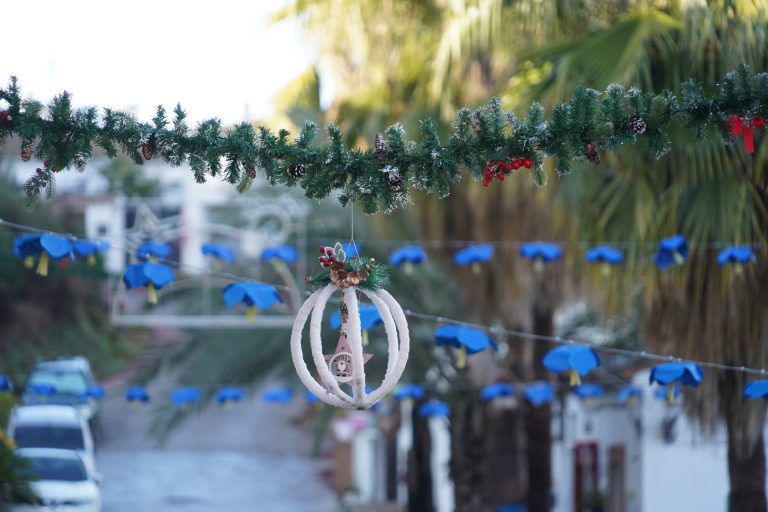 Vecinas de Pujerra engalanan el municipio con originales adornos navideños hechos a mano