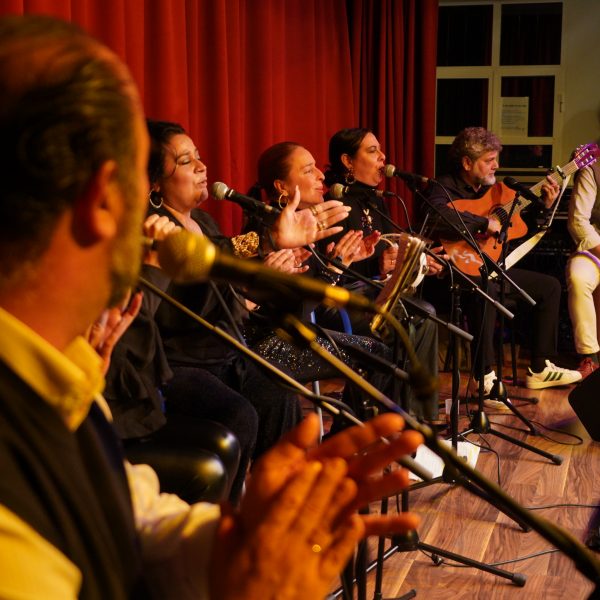 Algatocín vive una noche de tradición y flamenco con la zambomba de Manuel de Periquín