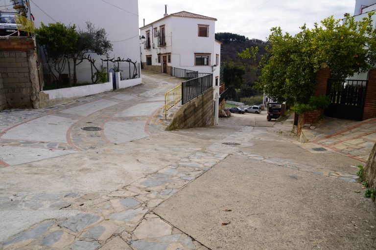 Faraján repara la red de saneamiento de la calle La Fuente y mejora el entorno urbano