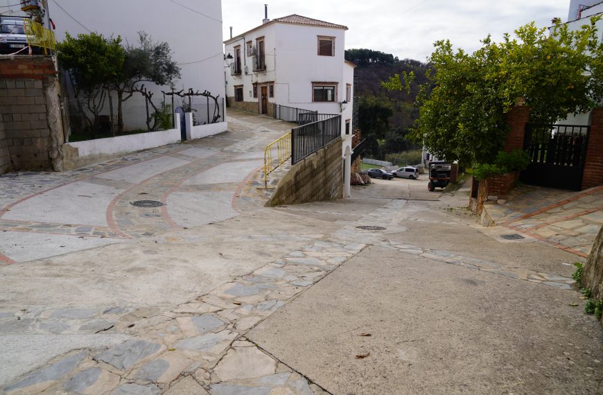 Faraján repara la red de saneamiento de la calle La Fuente y mejora el entorno urbano