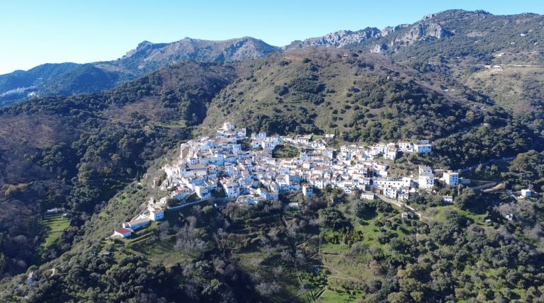 Benalauría apoya a cinco familias con cheques bebé para gastos infantiles