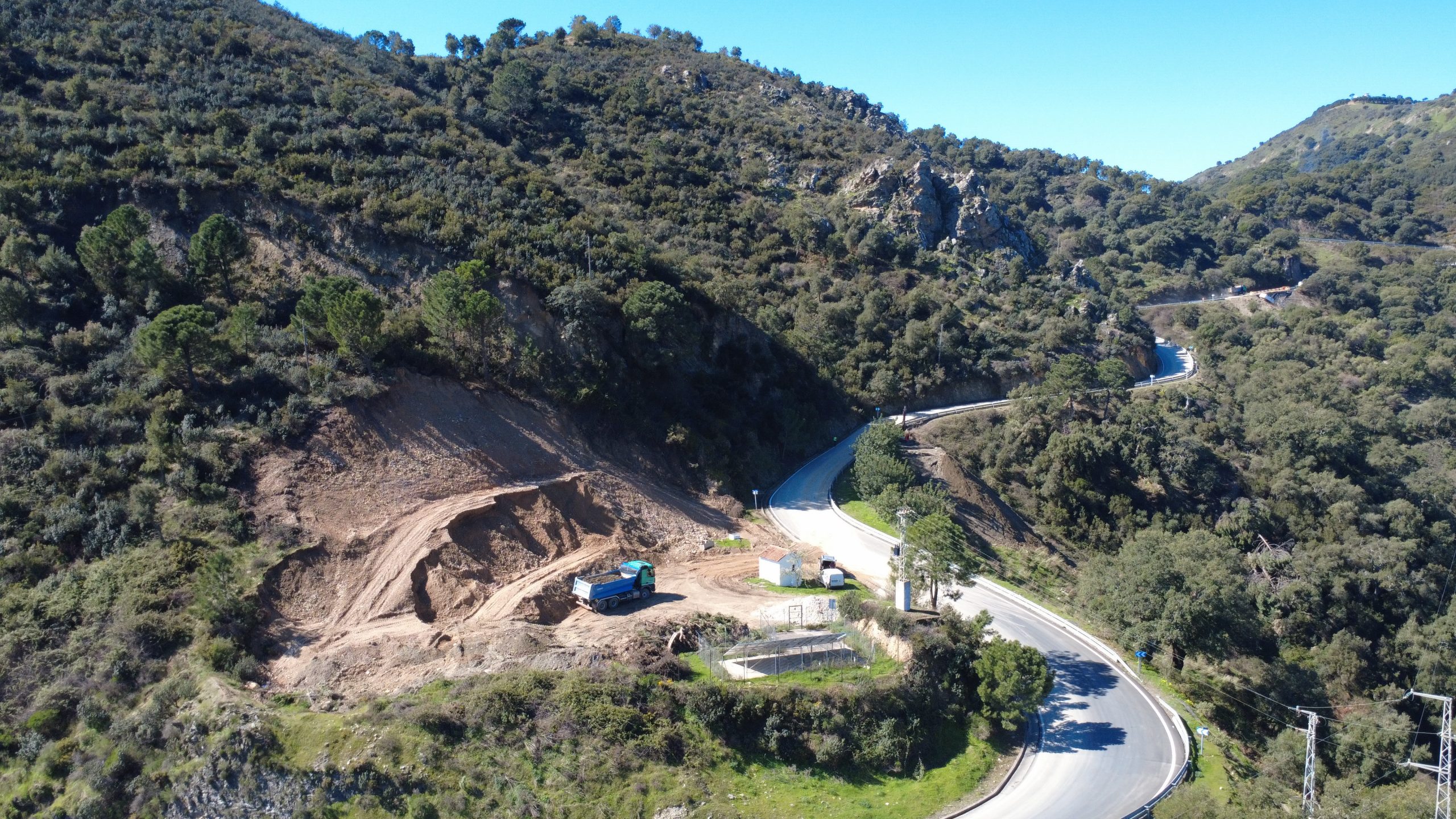 Reparan los daños del temporal en la carretera de acceso a Benarrabá