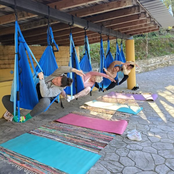 Organizan un encuentro de yoga en el complejo rural ‘El Viejo Castaño’ de Pujerra