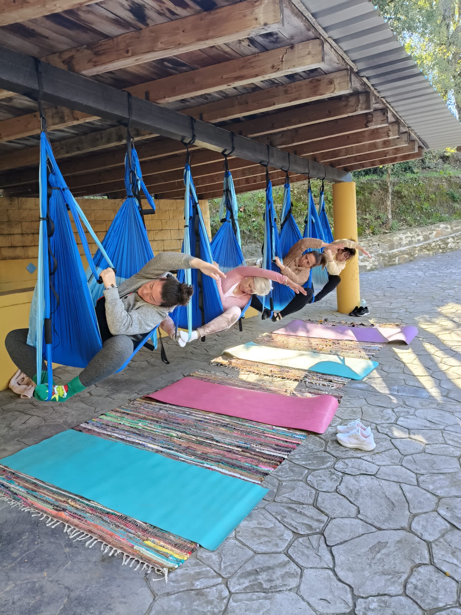 Organizan un encuentro de yoga en el complejo rural ‘El Viejo Castaño’ de Pujerra