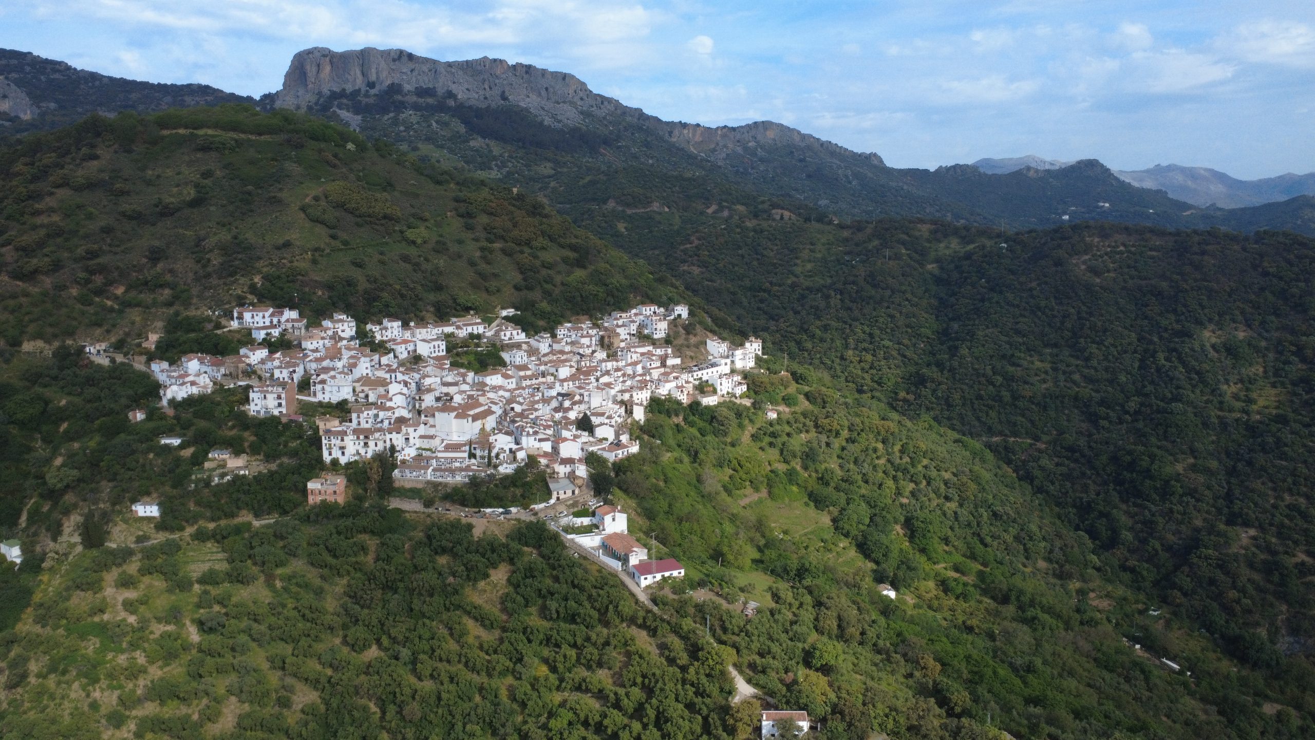 Benalauría amplía su red de senderos