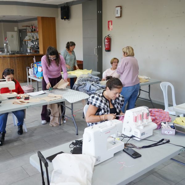 Faraján impulsa un curso gratuito de moda, corte y confección para sus vecinas