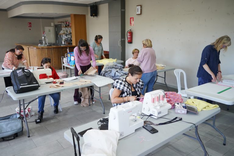 Faraján impulsa un curso gratuito de moda, corte y confección para sus vecinas
