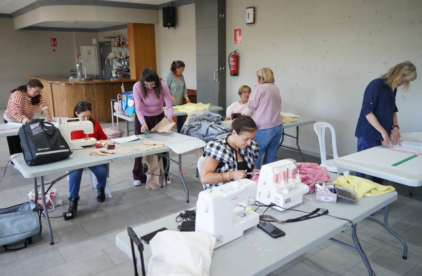 Faraján impulsa un curso gratuito de moda, corte y confección para sus vecinas