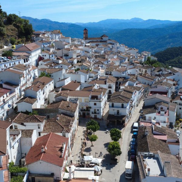 Algatocín abastecerá de calefacción a sus edificios públicos con una nueva red de calor sostenible por biomasa