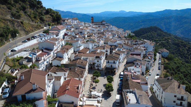 Algatocín abastecerá de calefacción a sus edificios públicos con una nueva red de calor sostenible por biomasa