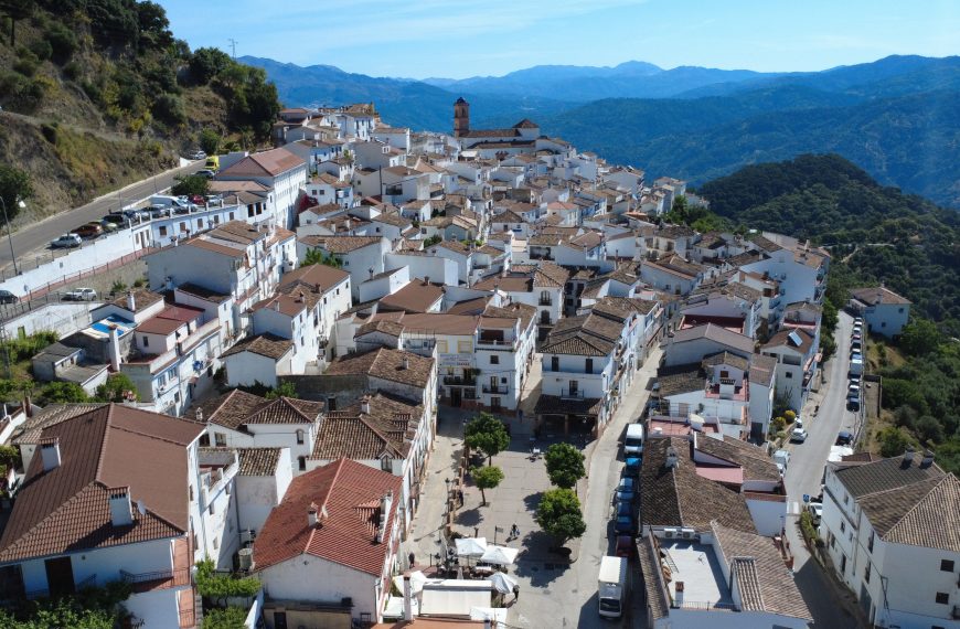 Algatocín abastecerá de calefacción a sus edificios públicos con una nueva red de calor sostenible por biomasa