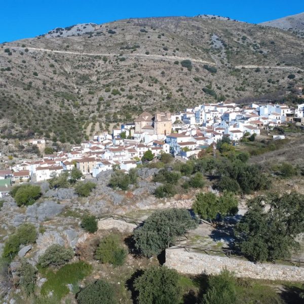 Alpandeire inicia la creación de un área para autocaravanas en el entorno del ‘Cerrejón’