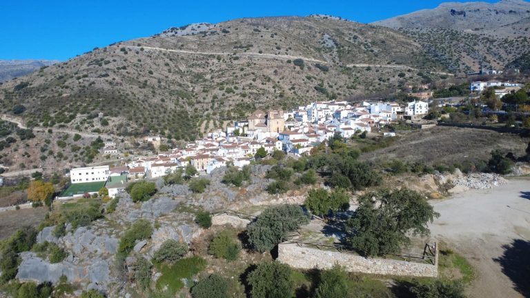Alpandeire inicia la creación de un área para autocaravanas en el entorno del ‘Cerrejón’