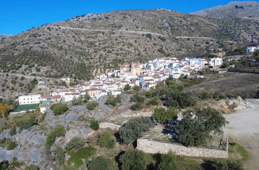 Alpandeire inicia la creación de un área para autocaravanas en el entorno del ‘Cerrejón’