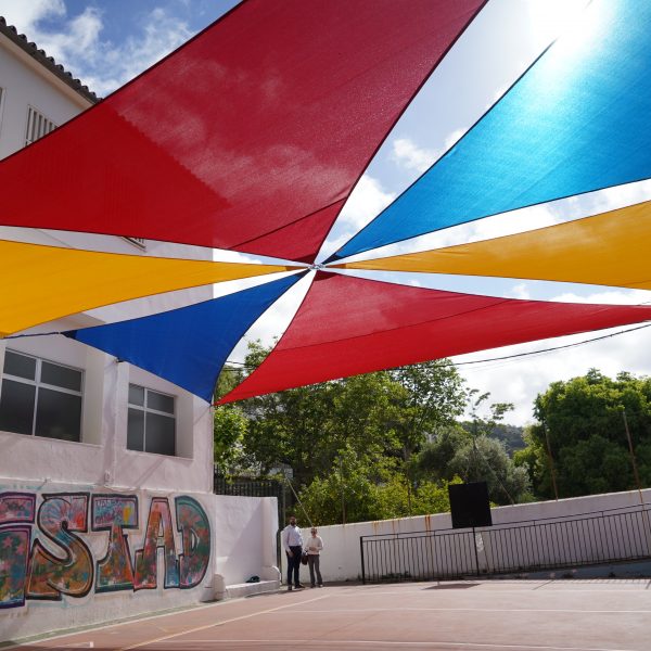 Jubrique instala un toldo en el patio del CPR Almanzara