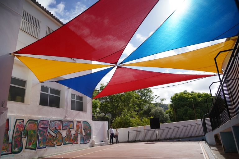 Jubrique instala un toldo en el patio del CPR Almanzara