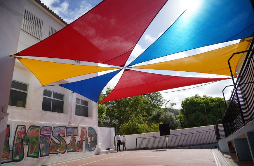 Jubrique instala un toldo en el patio del CPR Almanzara