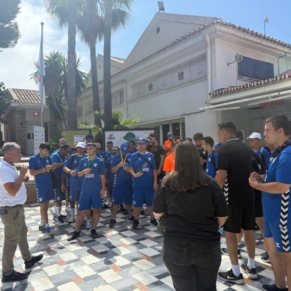 El equipo Genuine del Málaga CF disfruta de una visita institucional a la Cueva de Nerja