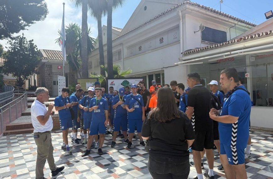 El equipo Genuine del Málaga CF disfruta de una visita institucional a la Cueva de Nerja