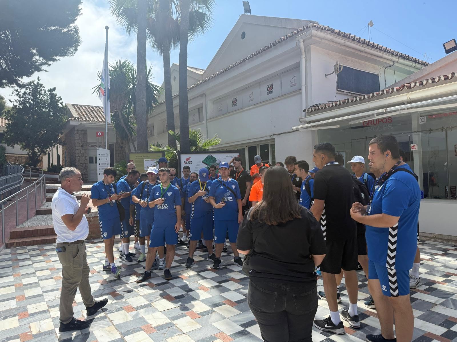 El equipo Genuine del Málaga CF disfruta de una visita institucional a la Cueva de Nerja