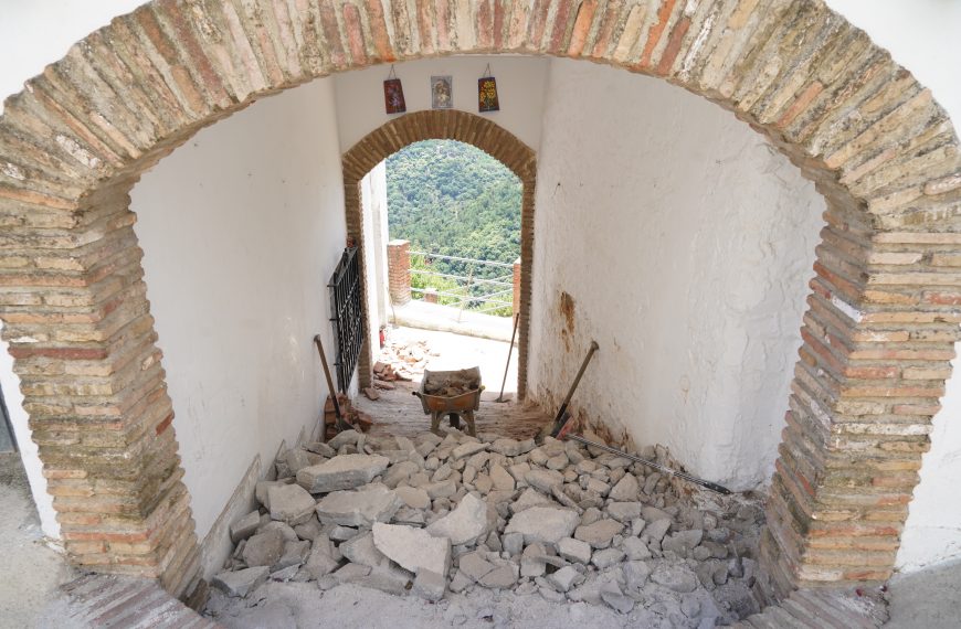 Algatocín mejora el acceso al edificio de la antigua biblioteca municipal