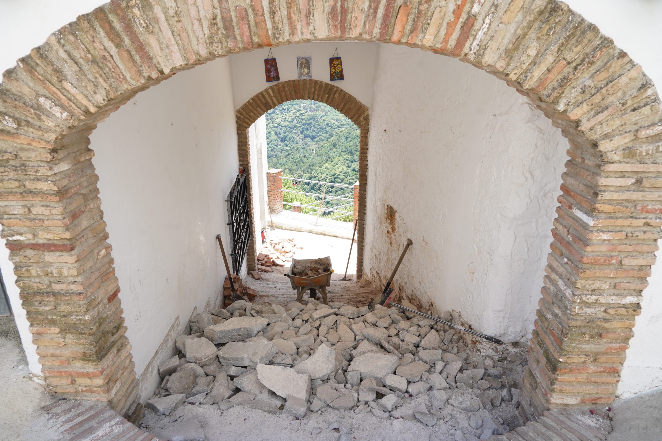 Algatocín mejora el acceso al edificio de la antigua biblioteca municipal