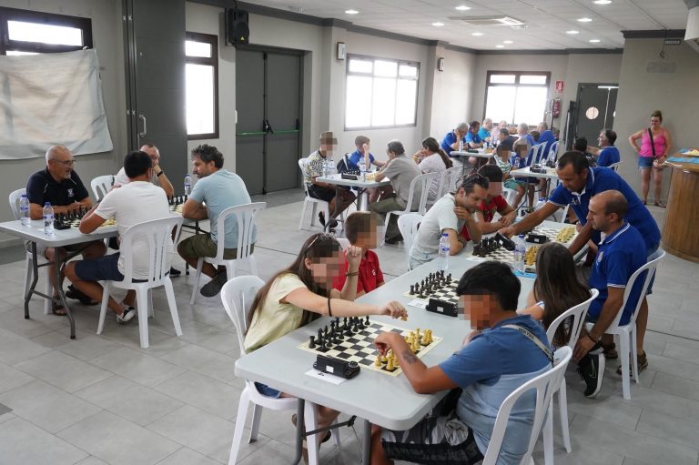 Faraján acercó el ajedrez a vecinos de todas las edades con clases durante el mes de julio