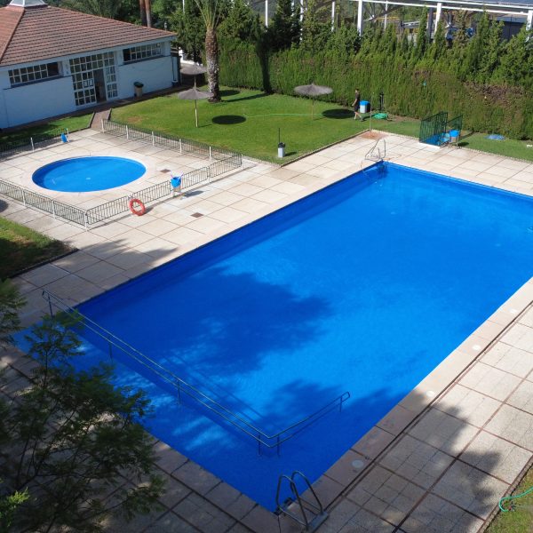 La piscina municipal de Benarrabá ofrece deporte y actividades para disfrutar del verano
