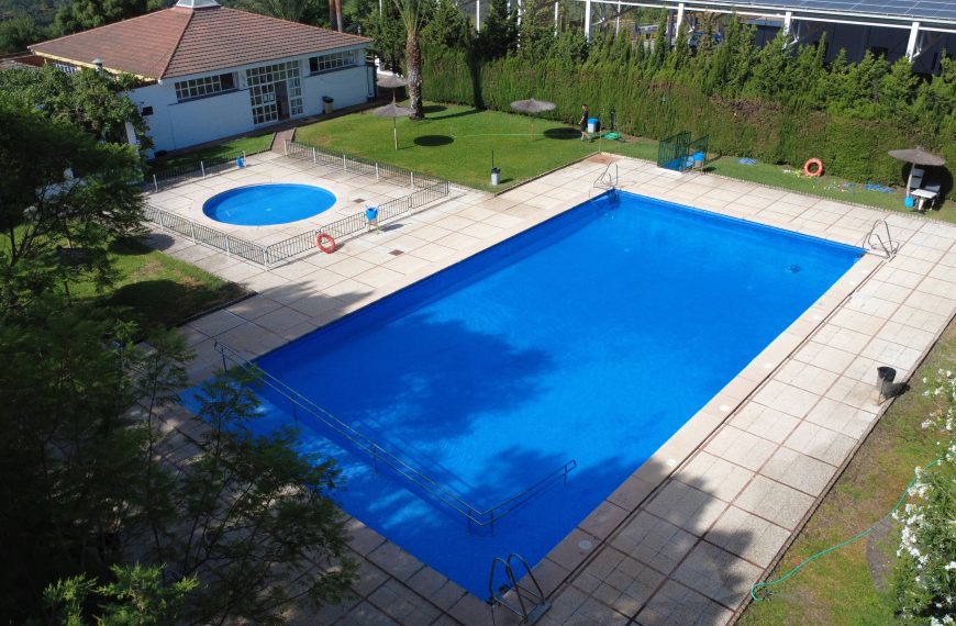 La piscina municipal de Benarrabá ofrece deporte y actividades para disfrutar del verano