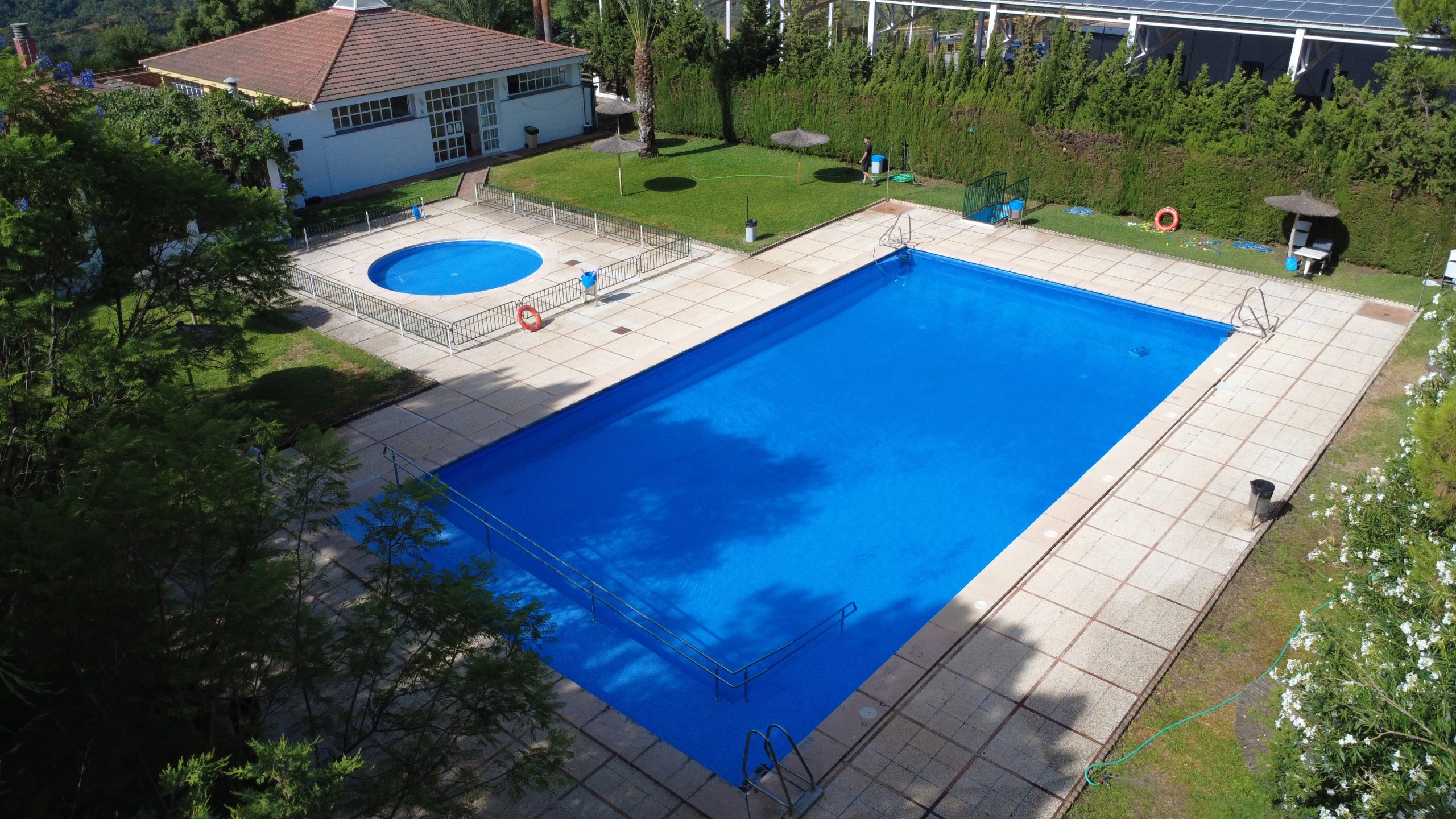 La piscina municipal de Benarrabá ofrece deporte y actividades para disfrutar del verano