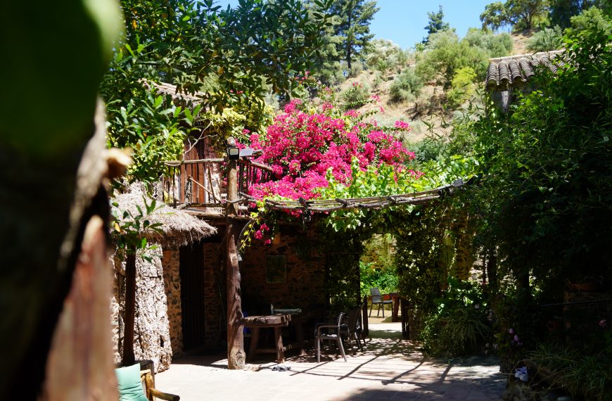 Camping San Juan, un alojamiento singular en pleno corazón del Valle del Genal