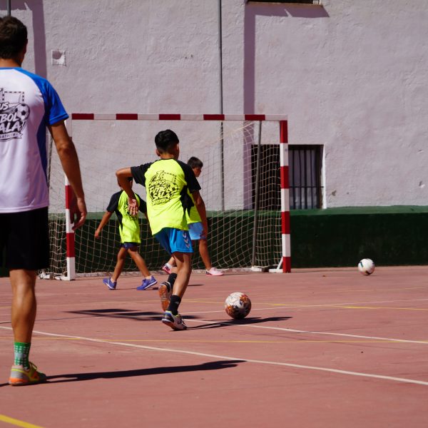 Algatocín celebra su I Campus de Fútbol Sala con la participación de una veintena de niños y niñas