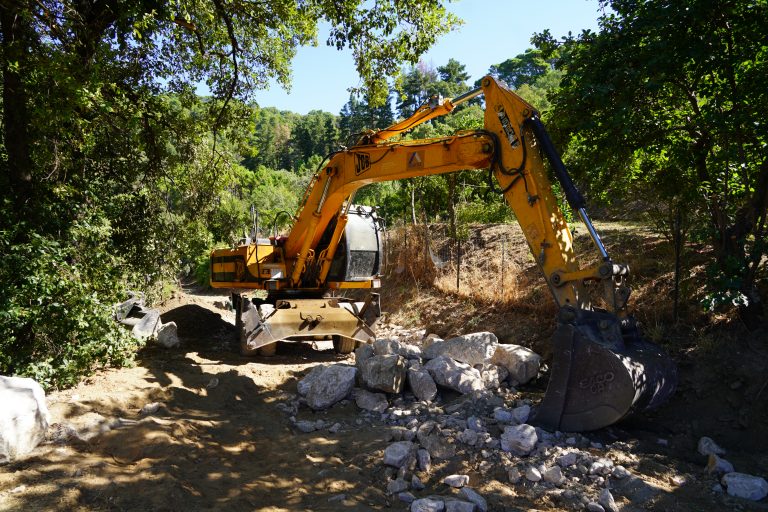 Jubrique repara el camino del Charco Esteban tras los daños provocados por las lluvias