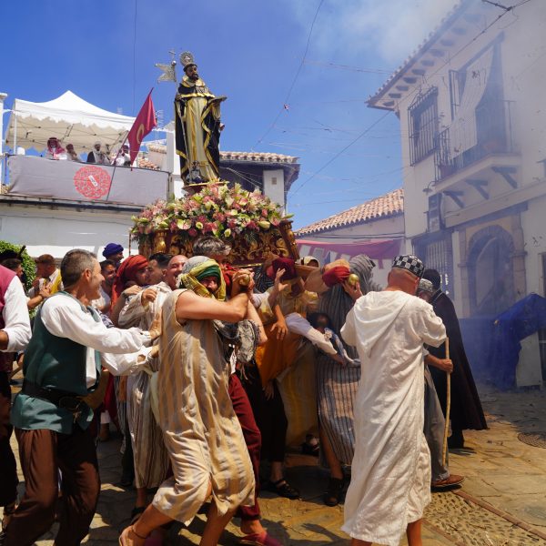 Benalauría revive su historia ante cientos de personas en sus Moros y Cristianos