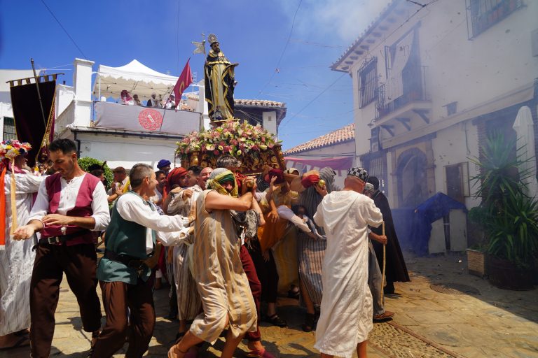 Benalauría revive su historia ante cientos de personas en sus Moros y Cristianos