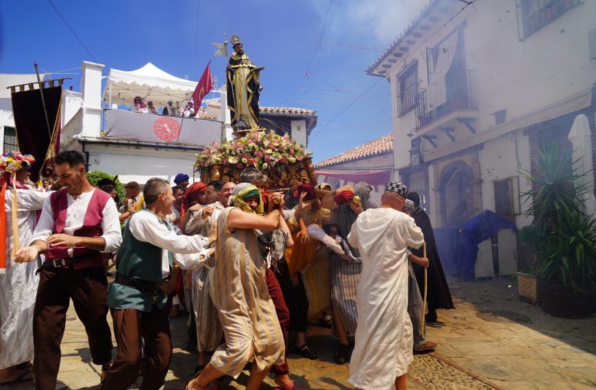 Benalauría revive su historia ante cientos de personas en sus Moros y Cristianos