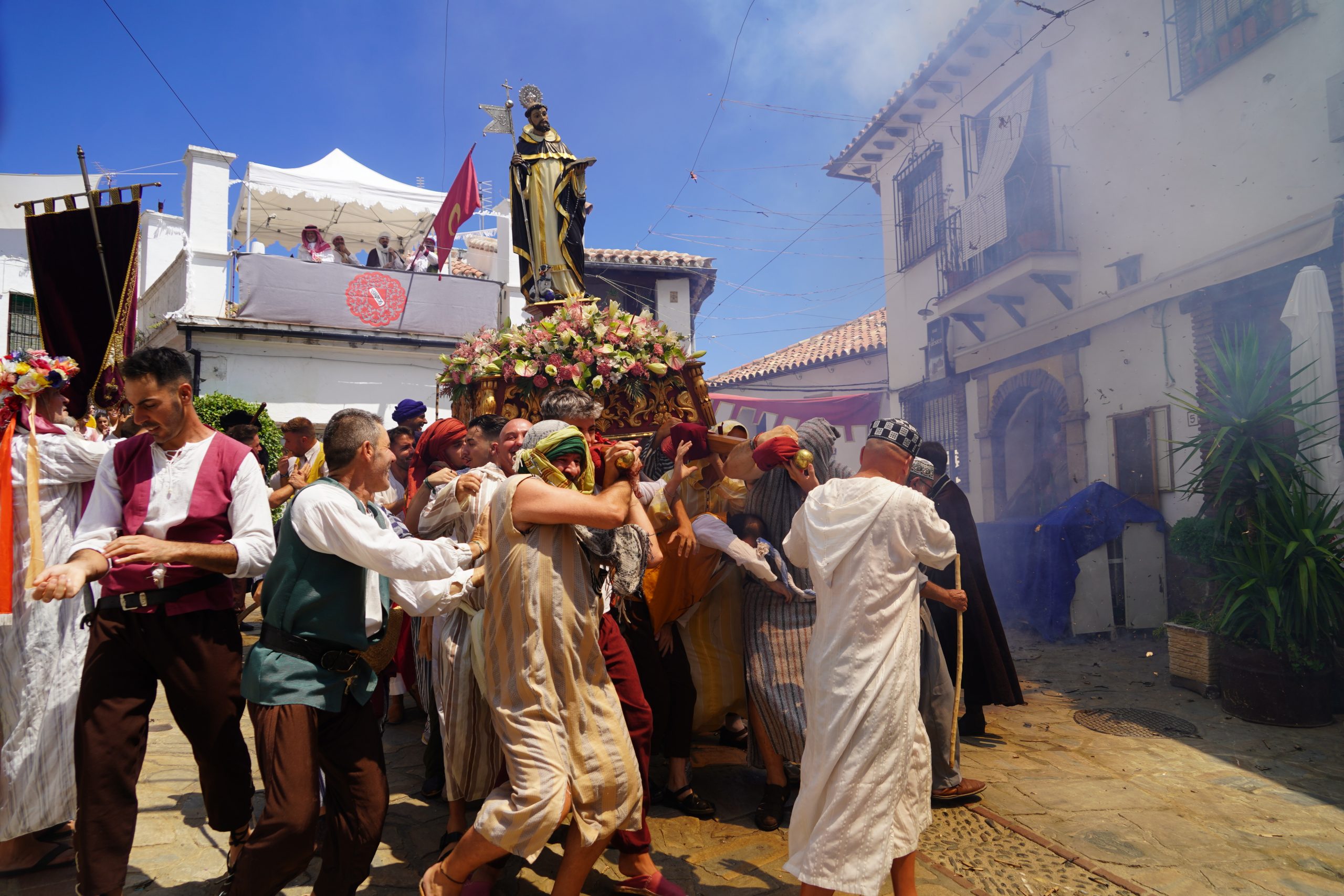 Benalauría revive su historia ante cientos de personas en sus Moros y Cristianos