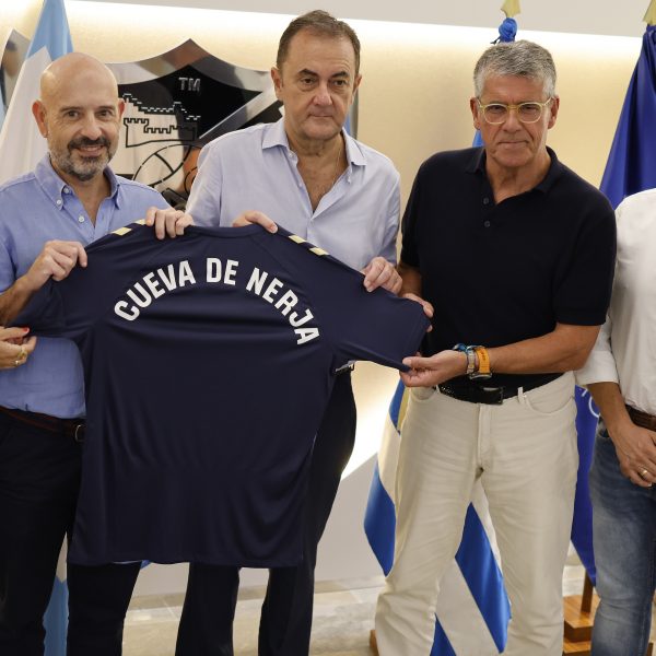 La Cueva de Nerja seguirá presente en la camiseta prematch del Málaga CF en su regreso a Primera