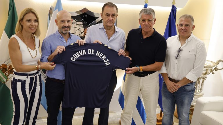 La Cueva de Nerja seguirá presente en la camiseta prematch del Málaga CF en su regreso a Primera