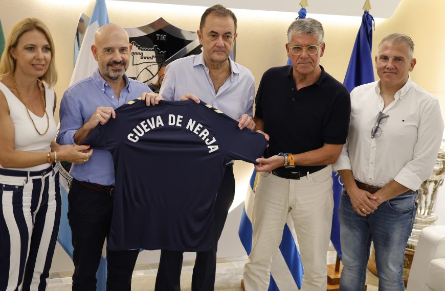 La Cueva de Nerja seguirá presente en la camiseta prematch del Málaga CF en su regreso a Primera